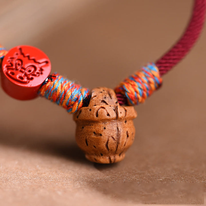 Pulsera de la suerte hecha a mano con Buddha Stones y cinabrio de hueso de melocotón con hilo rojo del zodíaco chino