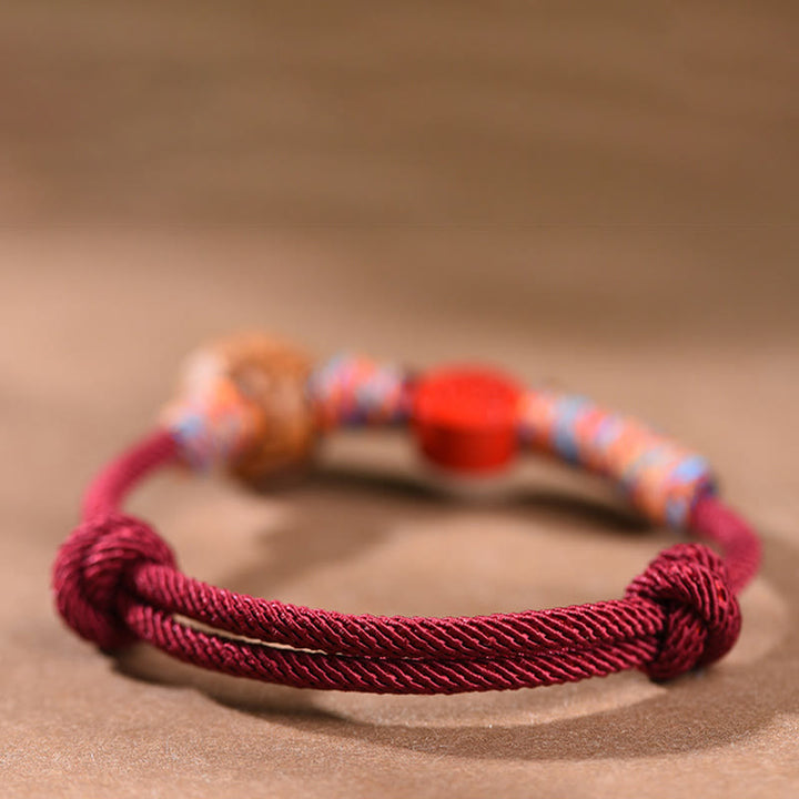 Pulsera de la suerte hecha a mano con Buddha Stones y cinabrio de hueso de melocotón con hilo rojo del zodíaco chino