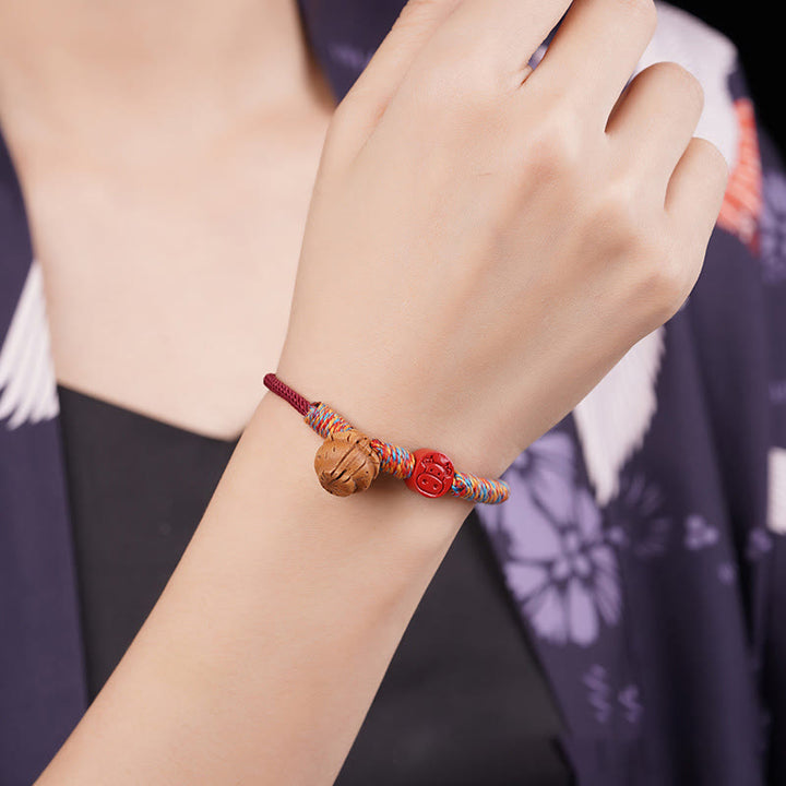 Pulsera de la suerte hecha a mano con Buddha Stones y cinabrio de hueso de melocotón con hilo rojo del zodíaco chino