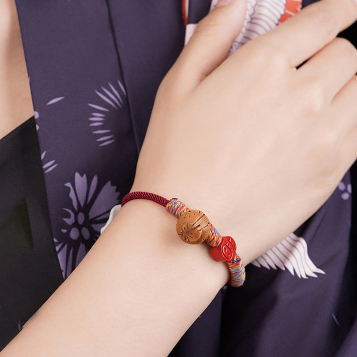 Pulsera de la suerte hecha a mano con Buddha Stones y cinabrio de hueso de melocotón con hilo rojo del zodíaco chino