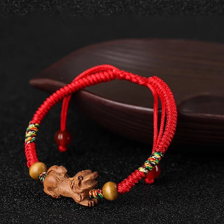 Pulsera de la suerte hecha a mano con hilo rojo del zodíaco chino y Buddha Stones en madera de durazno