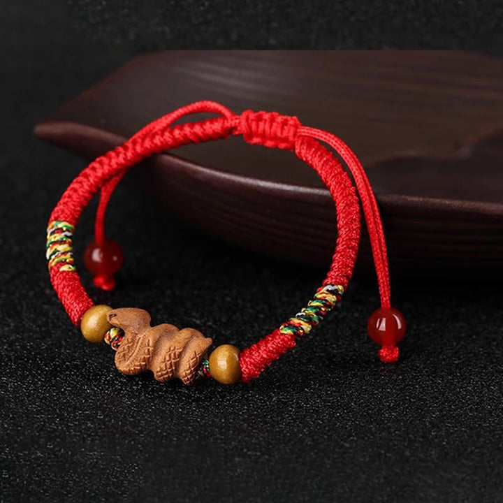 Pulsera de la suerte hecha a mano con hilo rojo del zodíaco chino y Buddha Stones en madera de durazno