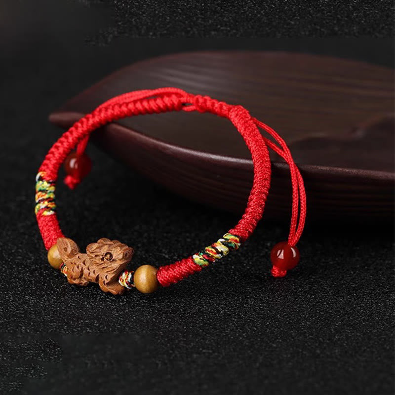 Pulsera de la suerte hecha a mano con hilo rojo del zodíaco chino y Buddha Stones en madera de durazno