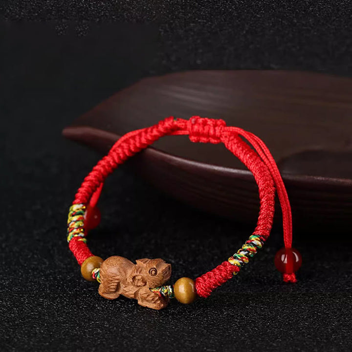 Pulsera de la suerte hecha a mano con hilo rojo del zodíaco chino y Buddha Stones en madera de durazno