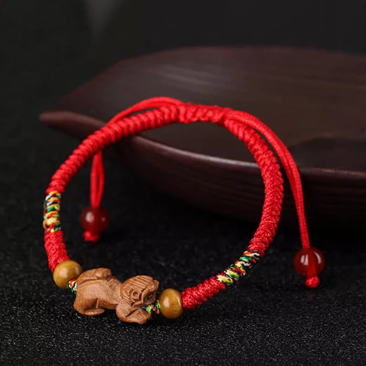 Pulsera de la suerte hecha a mano con hilo rojo del zodíaco chino y Buddha Stones en madera de durazno