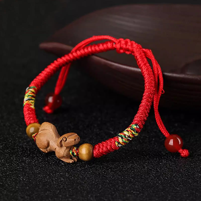 Pulsera de la suerte hecha a mano con hilo rojo del zodíaco chino y Buddha Stones en madera de durazno