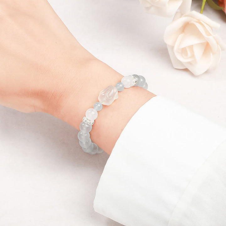 Pulsera de equilibrio emocional de conejo con ágata blanca y calcedonia azul de Buddha Stones