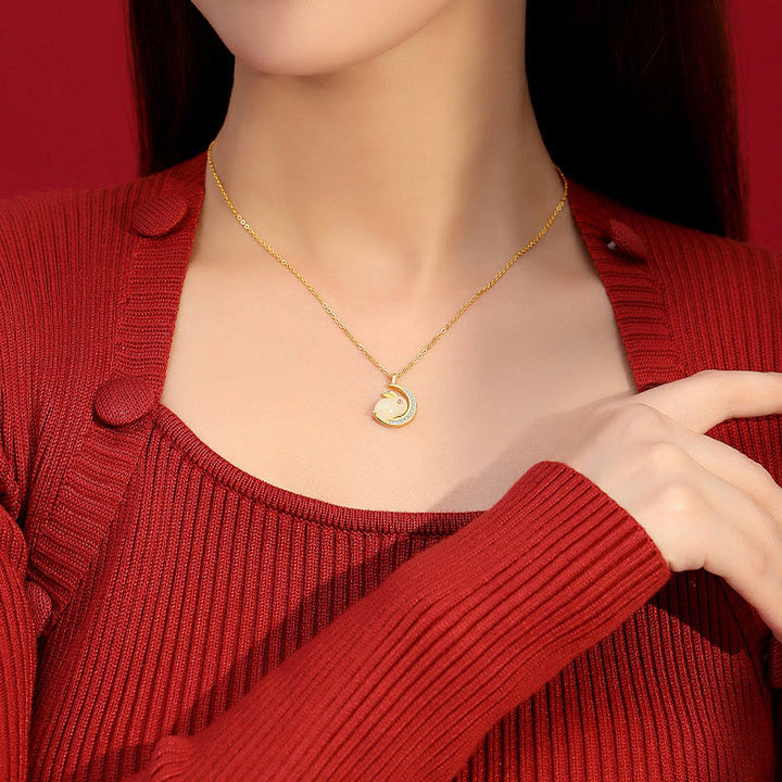 Collar con colgante de luna creciente de conejo de jade blanco hetiano de plata de ley 925 con Buddha Stones