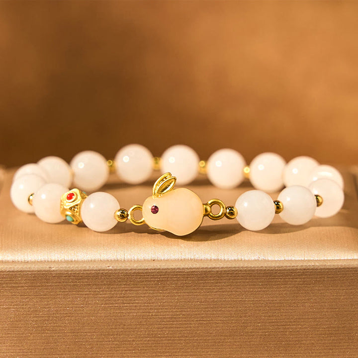 Pulsera de la suerte con bonito conejo de jade y seda dorada con Buddha Stones