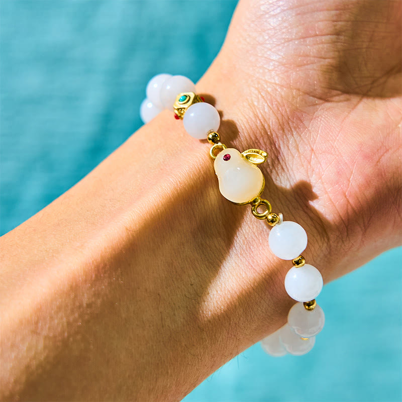 Pulsera de la suerte con bonito conejo de jade y seda dorada con Buddha Stones