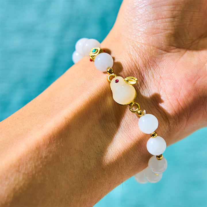 Pulsera de la suerte con bonito conejo de jade y seda dorada con Buddha Stones