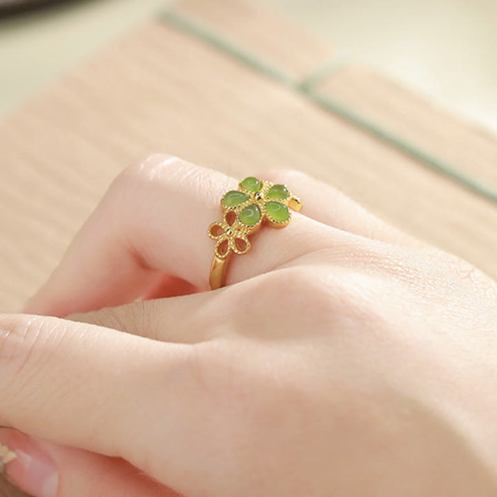 Anillo de prosperidad ajustable con flor de oro bañado en plata de ley 925 y jade hetiano natural de Buddha Stones