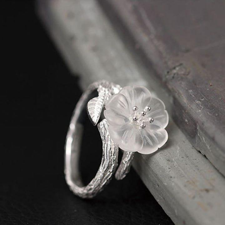 Anillo curativo ajustable con diseño de flor de esqueleto de cristal blanco de plata de ley 925 con Buddha Stones