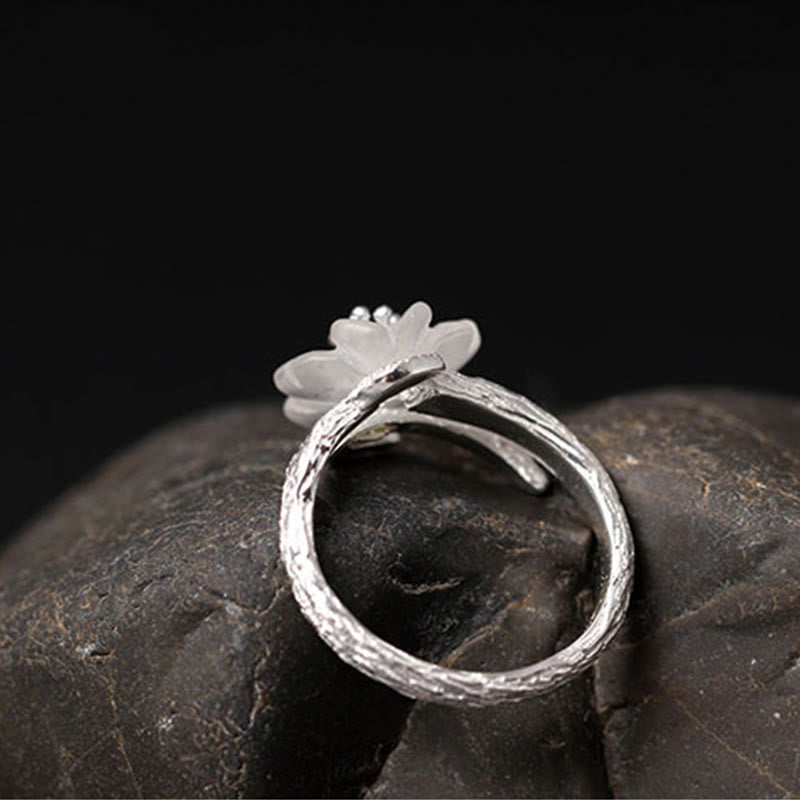 Anillo curativo ajustable con diseño de flor de esqueleto de cristal blanco de plata de ley 925 con Buddha Stones