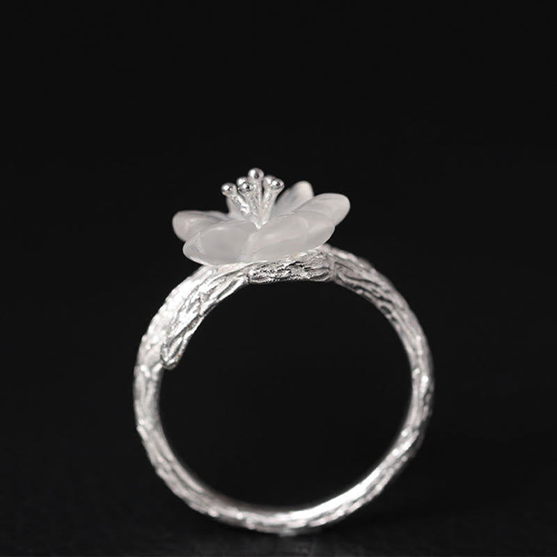 Anillo curativo ajustable con diseño de flor de esqueleto de cristal blanco de plata de ley 925 con Buddha Stones