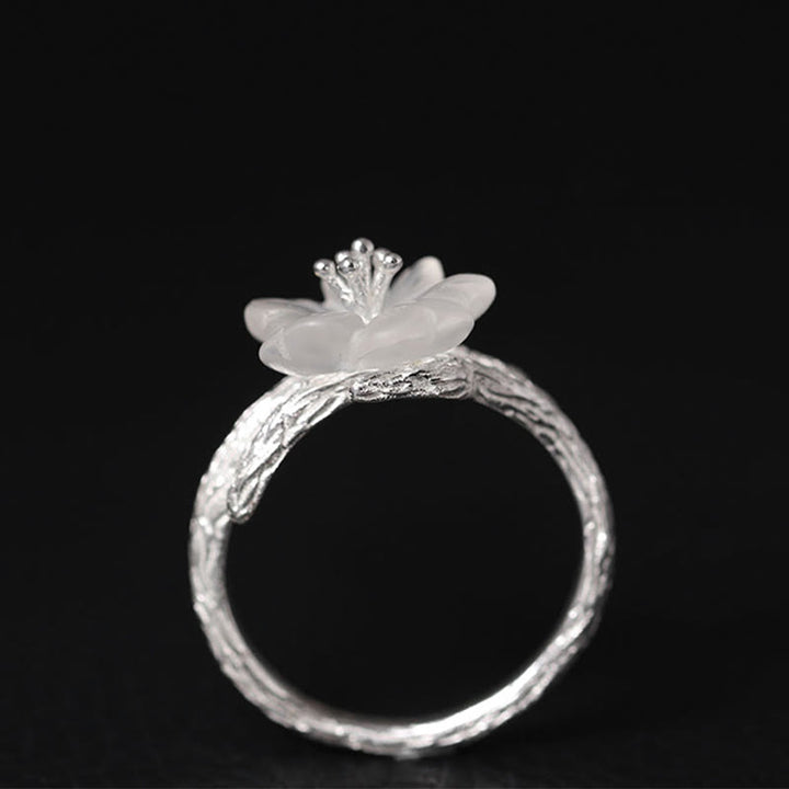 Anillo curativo ajustable con diseño de flor de esqueleto de cristal blanco de plata de ley 925 con Buddha Stones