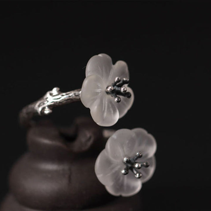 Anillo de protección ajustable con doble flor de ciruelo y cristales blancos de plata de ley 925 de Buddha Stones