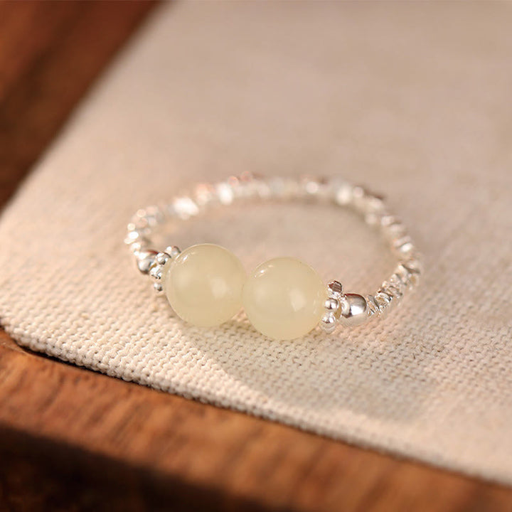 Anillo elástico de la suerte con cuentas pequeñas de jade hetiano natural de plata de ley 925 con Buddha Stones