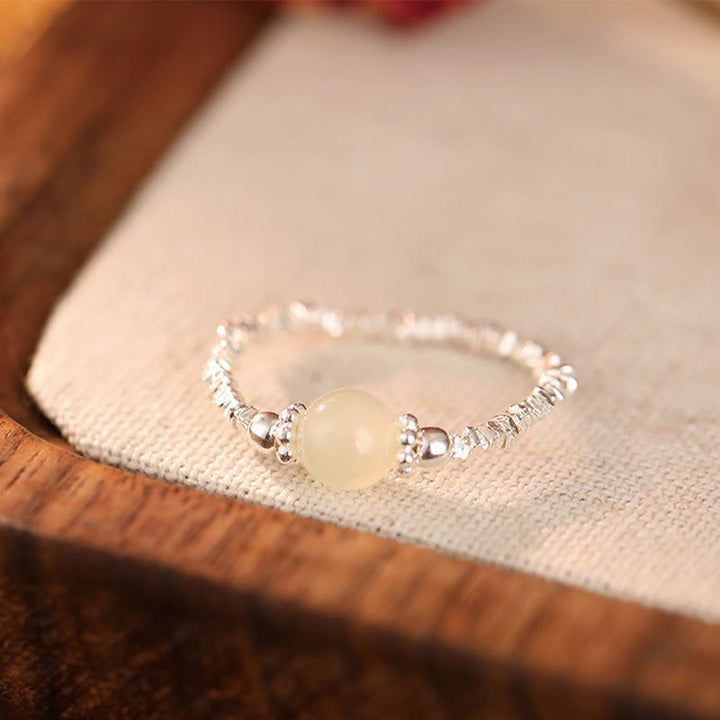 Anillo elástico de la suerte con cuentas pequeñas de jade hetiano natural de plata de ley 925 con Buddha Stones