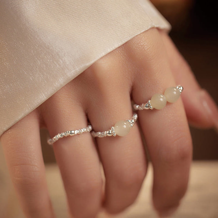 Anillo elástico de la suerte con cuentas pequeñas de jade hetiano natural de plata de ley 925 con Buddha Stones