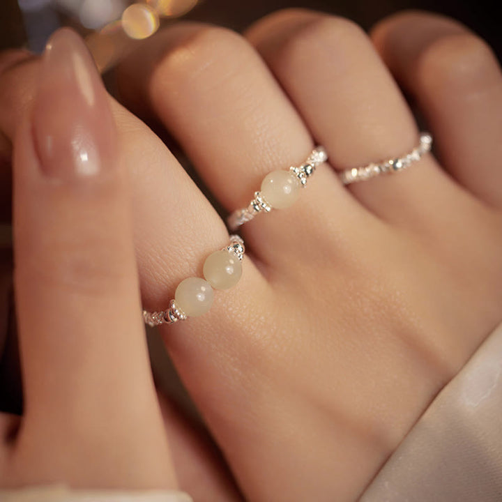 Anillo elástico de la suerte con cuentas pequeñas de jade hetiano natural de plata de ley 925 con Buddha Stones