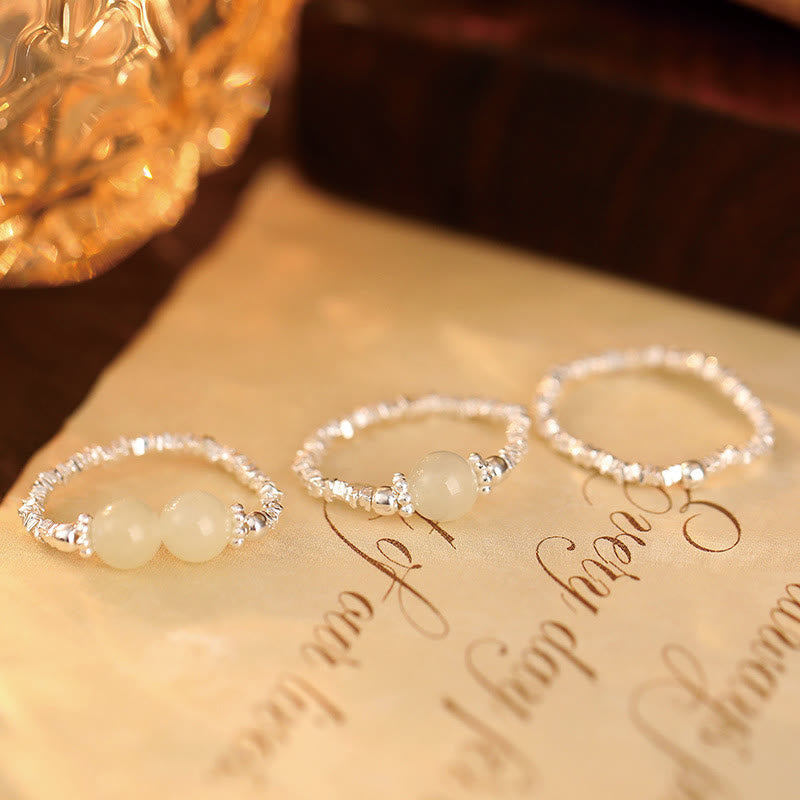 Anillo elástico de la suerte con cuentas pequeñas de jade hetiano natural de plata de ley 925 con Buddha Stones