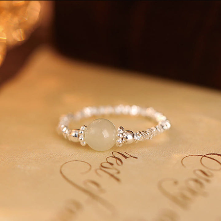 Anillo elástico de la suerte con cuentas pequeñas de jade hetiano natural de plata de ley 925 con Buddha Stones