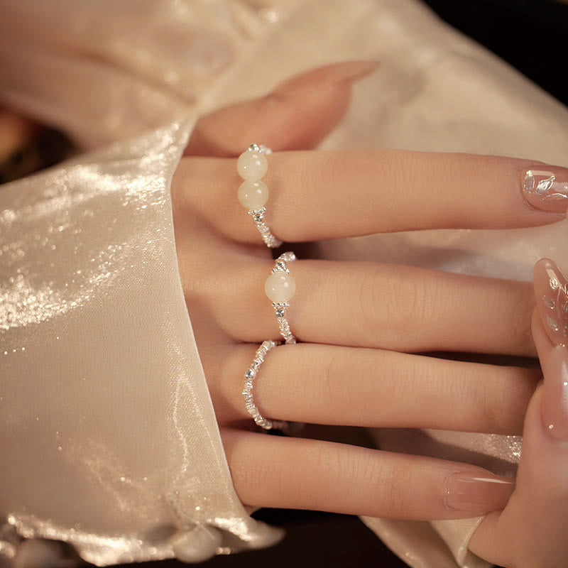 Anillo elástico de la suerte con cuentas pequeñas de jade hetiano natural de plata de ley 925 con Buddha Stones