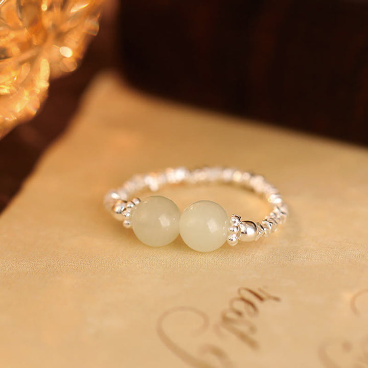 Anillo elástico de la suerte con cuentas pequeñas de jade hetiano natural de plata de ley 925 con Buddha Stones