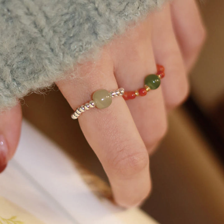 Anillo elástico de prosperidad con cuentas de ágata roja y jade hetiano pequeño natural en plata de ley 925 con Buddha Stones