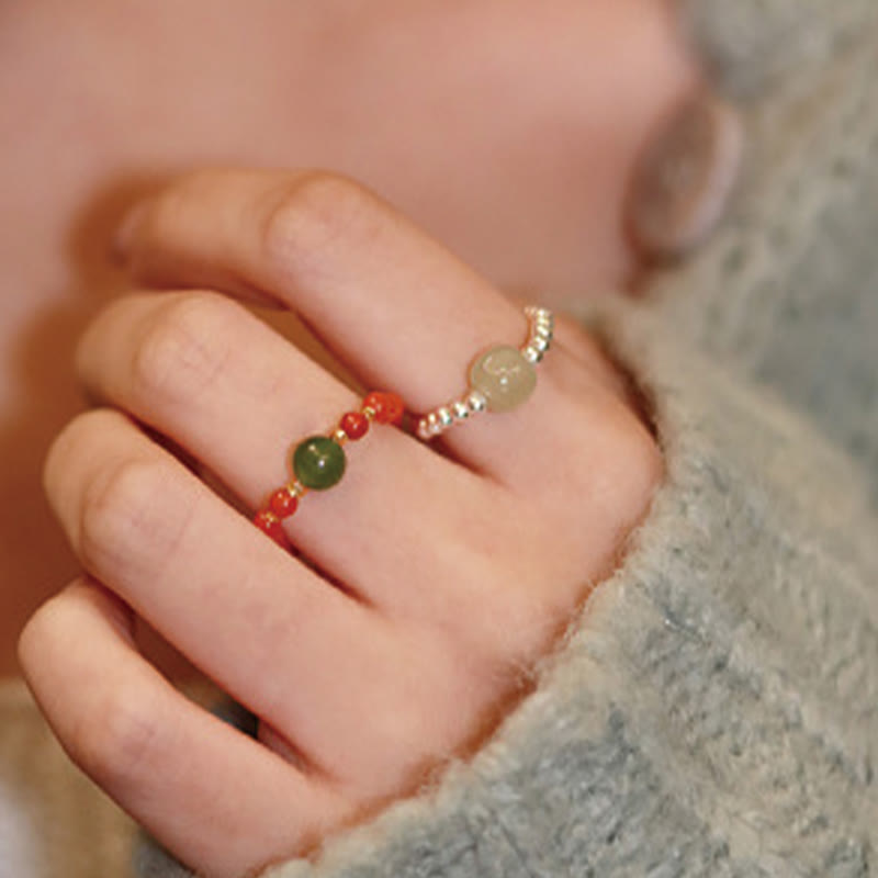 Anillo elástico de prosperidad con cuentas de ágata roja y jade hetiano pequeño natural en plata de ley 925 con Buddha Stones