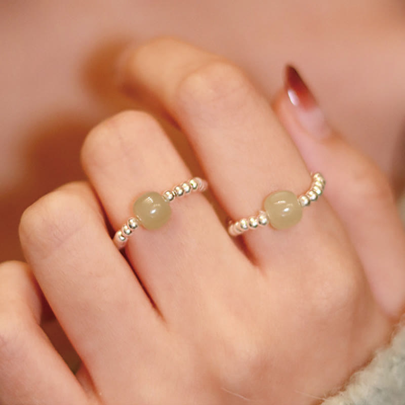 Anillo elástico de prosperidad con cuentas de ágata roja y jade hetiano pequeño natural en plata de ley 925 con Buddha Stones
