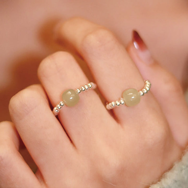 Anillo elástico de prosperidad con cuentas de ágata roja y jade hetiano pequeño natural en plata de ley 925 con Buddha Stones
