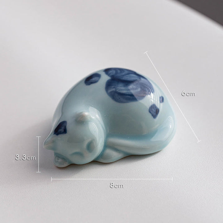 Figura decorativa de cerámica con forma de gato durmiendo de pie, con Buddha Stones y un adorable gatito de la suerte. - Gato azul durmiendo 8*6*3,3 cm - image 22