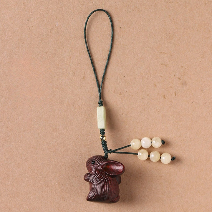 Llavero con colgante para teléfono, diseño de conejo de la suerte, con forma de sándalo rojo, con forma de hoja pequeña y piedras de Buddha Stones.