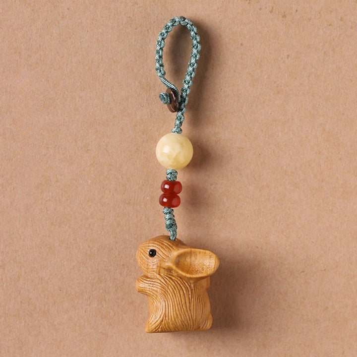 Llavero con colgante para teléfono, diseño de conejo de la suerte, con forma de sándalo rojo, con forma de hoja pequeña y piedras de Buddha Stones.