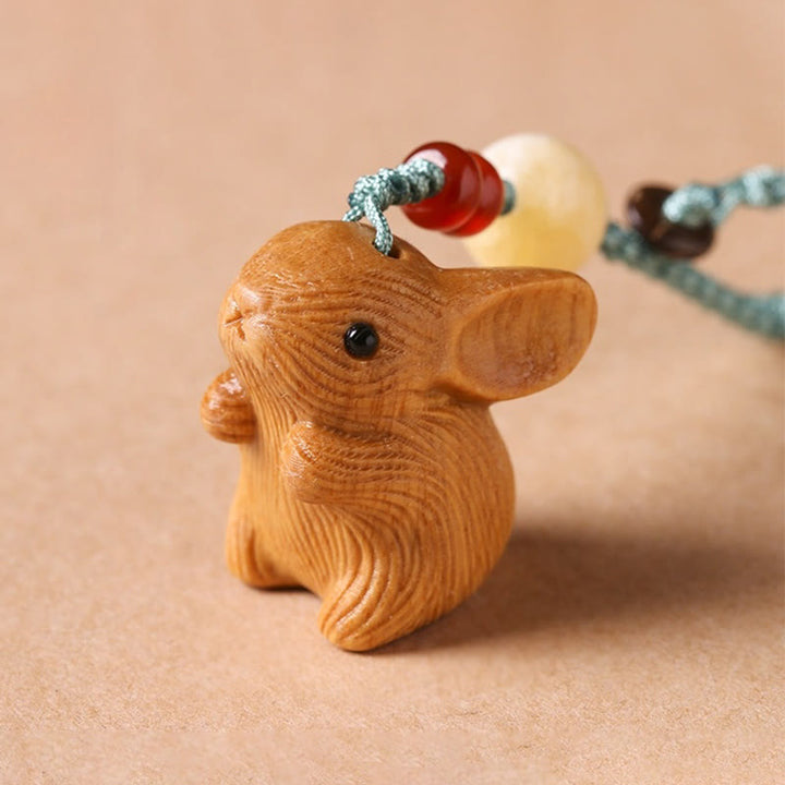 Llavero con colgante para teléfono, diseño de conejo de la suerte, con forma de sándalo rojo, con forma de hoja pequeña y piedras de Buddha Stones.