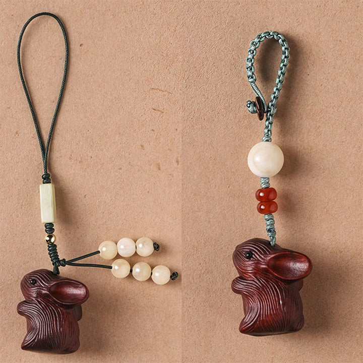 Llavero con colgante para teléfono, diseño de conejo de la suerte, con forma de sándalo rojo, con forma de hoja pequeña y piedras de Buddha Stones.