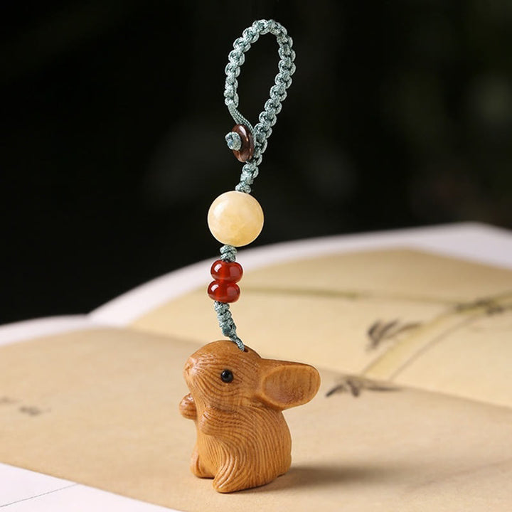 Llavero con colgante para teléfono, diseño de conejo de la suerte, con forma de sándalo rojo, con forma de hoja pequeña y piedras de Buddha Stones.