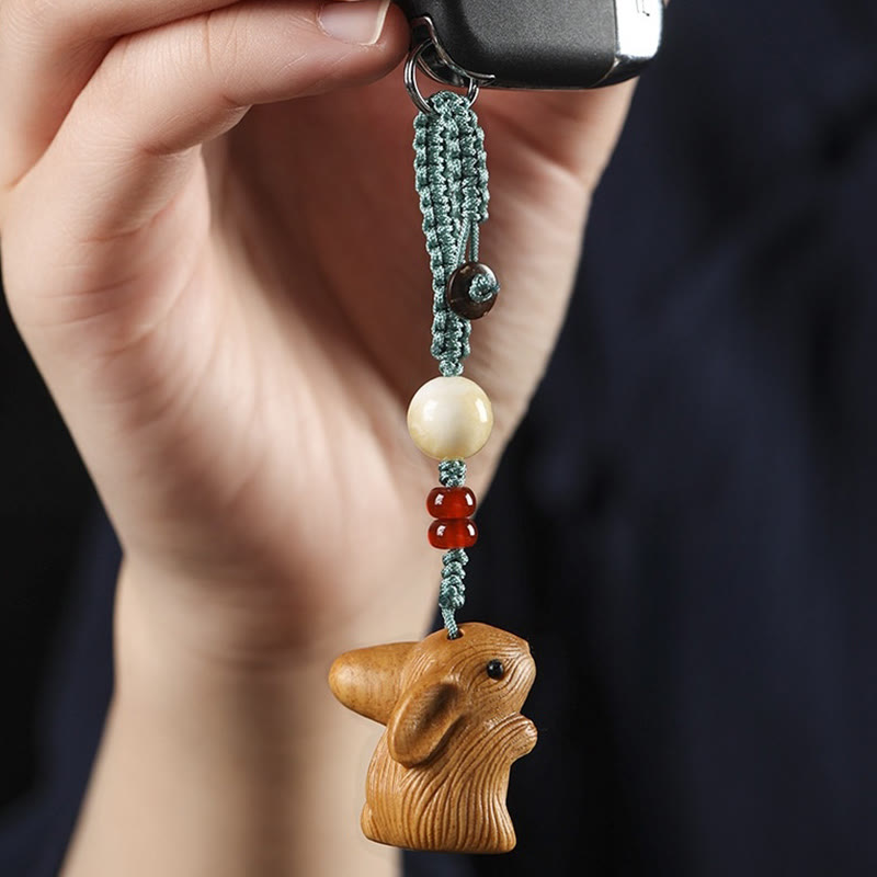 Llavero con colgante para teléfono, diseño de conejo de la suerte, con forma de sándalo rojo, con forma de hoja pequeña y piedras de Buddha Stones.