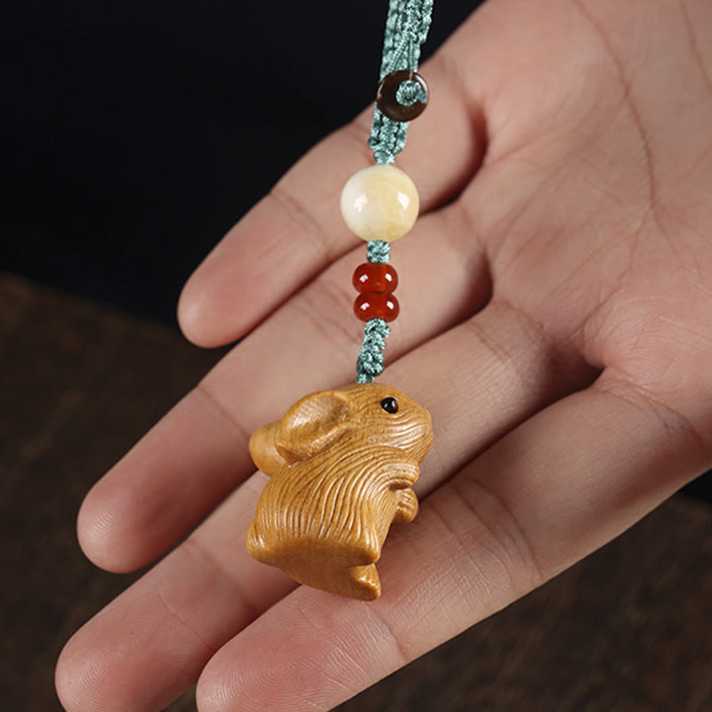 Llavero con colgante para teléfono, diseño de conejo de la suerte, con forma de sándalo rojo, con forma de hoja pequeña y piedras de Buddha Stones.