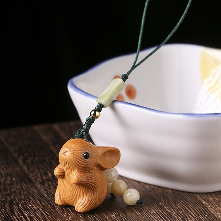 Llavero con colgante para teléfono, diseño de conejo de la suerte, con forma de sándalo rojo, con forma de hoja pequeña y piedras de Buddha Stones.