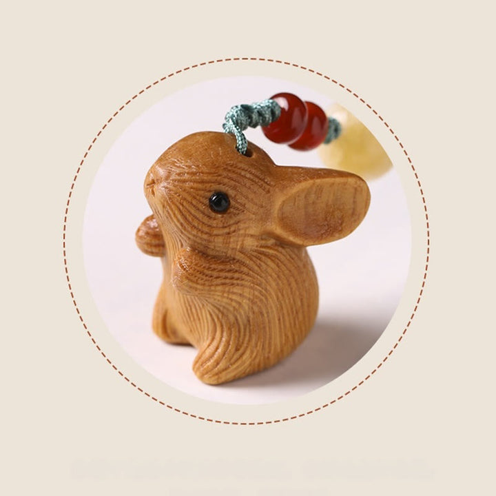 Llavero con colgante para teléfono, diseño de conejo de la suerte, con forma de sándalo rojo, con forma de hoja pequeña y piedras de Buddha Stones.