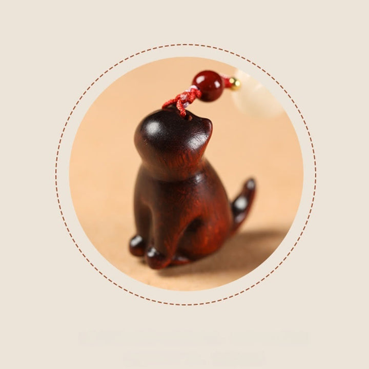 Buddha Stones con pequeñas hojas de sándalo rojo y sándalo verde, sándalo, gato sentado, decoración colgante para teléfono.