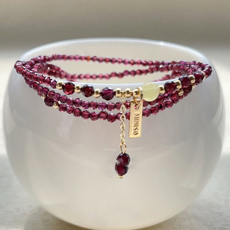 Pulsera triple vuelta con granate natural pequeño y Buddha Stones