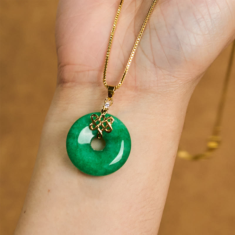 Collar con colgante de éxito con nudo chino y hebilla de paz de jade cian natural con Buddha Stones