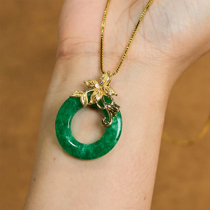 Collar con colgante de flor de aleación con hebilla de paz de jade cian y Buddha Stones para la suerte