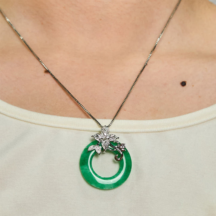 Collar con colgante de flor de aleación con hebilla de paz de jade cian y Buddha Stones para la suerte
