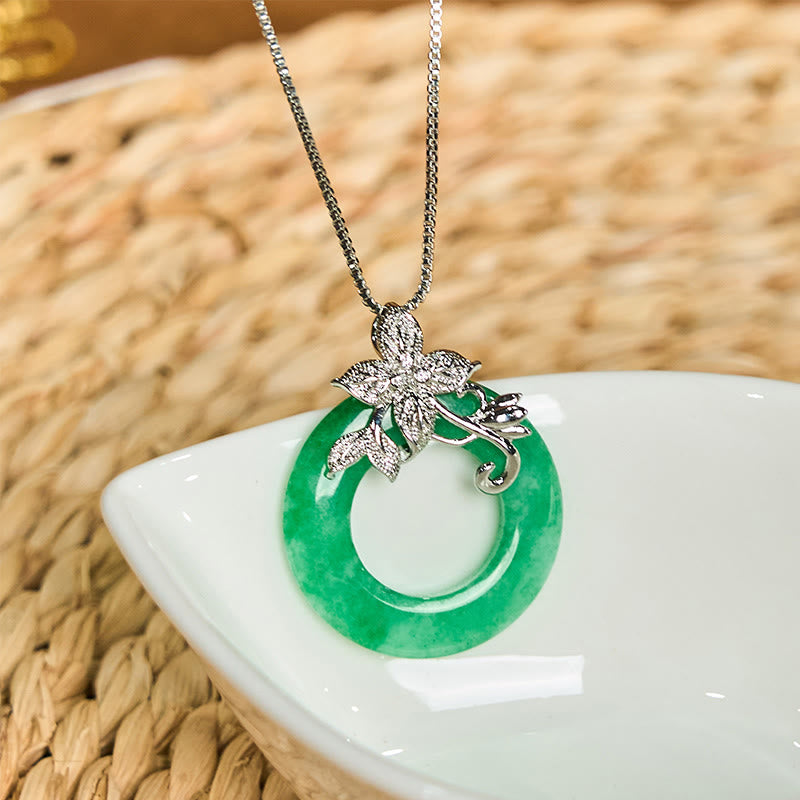 Collar con colgante de flor de aleación con hebilla de paz de jade cian y Buddha Stones para la suerte