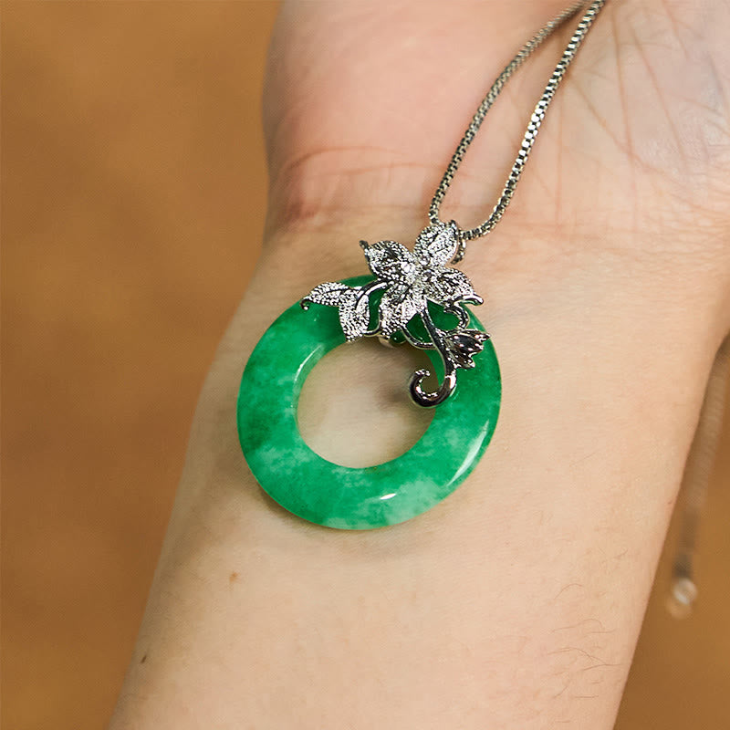 Collar con colgante de flor de aleación con hebilla de paz de jade cian y Buddha Stones para la suerte